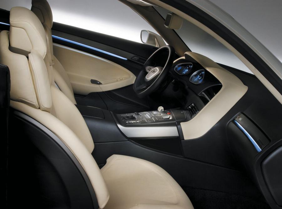 Интерьер Audi Nuvolari Quattro Concept 2003 года  (фото 3 из 9)